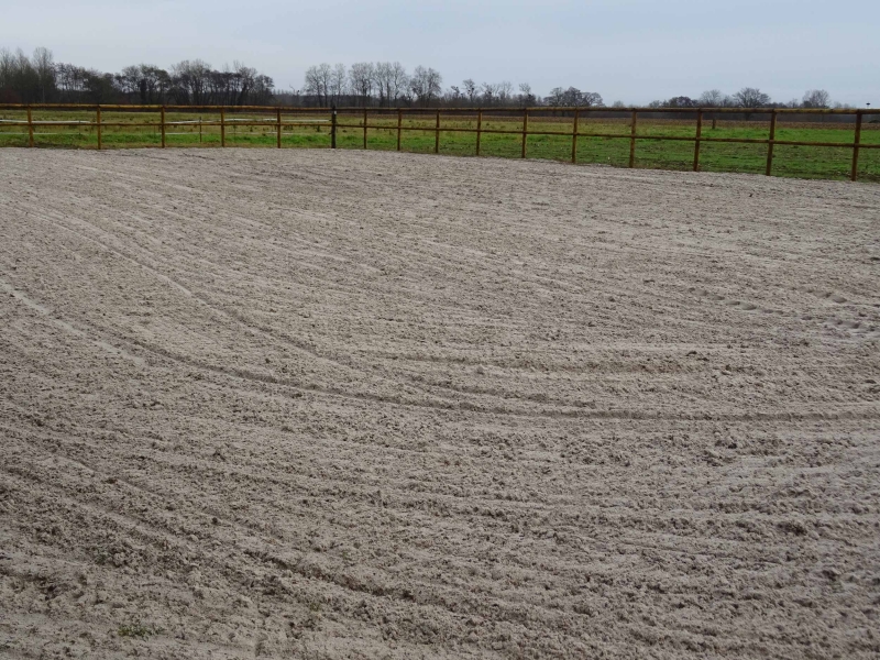 dernière carrière livrée en sable  équestre et utilisable  par  tous  les  temps 